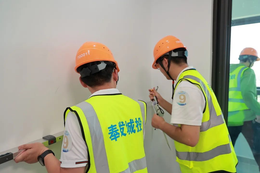 装修验收比武助推工程质量管理标准化(图2) 奉发集团职工技术技能大赛之装修质量检查验收比武活动