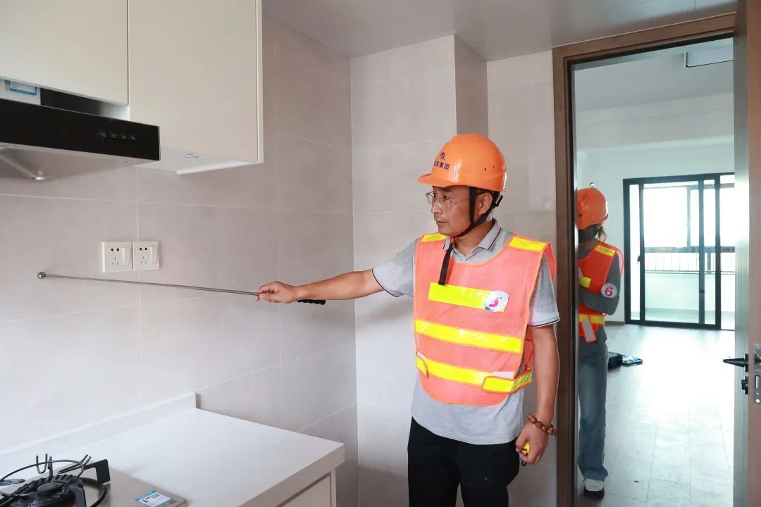 装修验收比武助推工程质量管理标准化(图3) 奉发集团职工技术技能大赛之装修质量检查验收比武活动