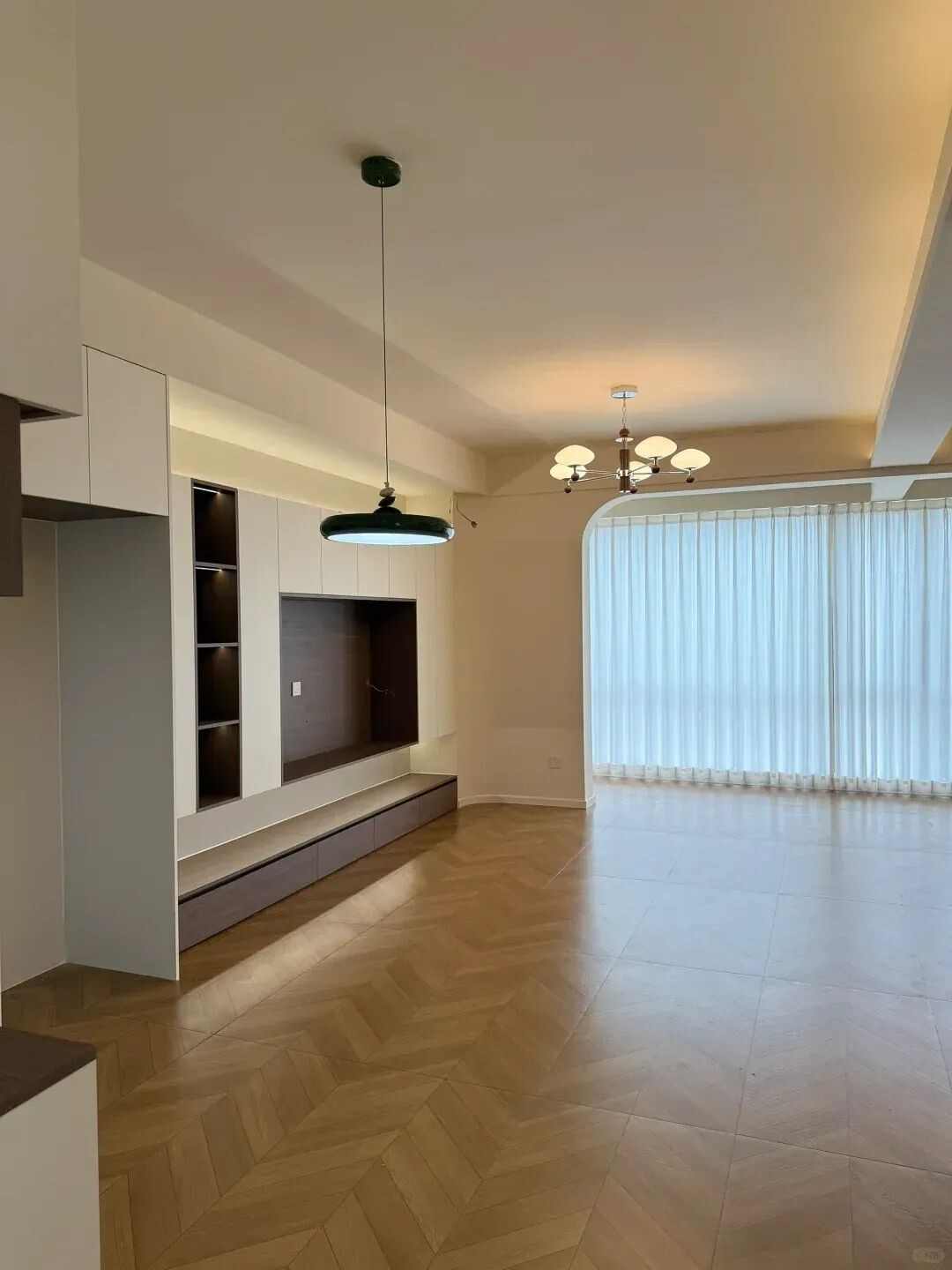 奶油中古风小户型改造设计,三居改两居开放式布局方案(图1) 中古风硬装结束 | 这一刻 家就有了雏形